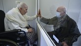 Nyalang Edisi 2 Mei 2020 Suzanne Valette, 88,infected with COVID-19, meets with her son Philippe Melard through a plexiglass lock inside the contenair at the Buissonets retirement home which has been converted into a visiting room for the relatives, in Horion-Hozemont a section of the municipality of Grace-Hollogne, on April 29, 2020. - Belgium is in its seventh week of confinement in the ongoing corona virus crisis. The government has announced a phased plan to attempt an exit from the lockdown situation in the country, continuing to avoid the spread of Covid-19. (Photo by JOHN THYS / AFP)