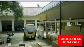 VIDEO: Petugas Sholati Jenazah dari Luar Ambulans