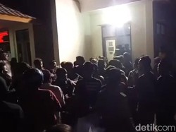 Geruduk Kantor Camat di Garut, Massa Minta Kejelasan Jenazah dari Banten