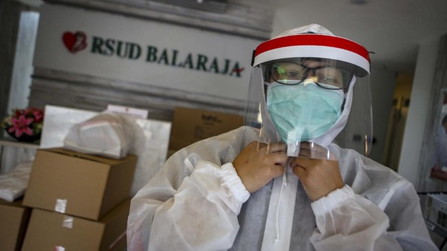 Seorang tenaga medis memakai alat pelindung diri (APD) yang disumbangkan oleh Konfederasi Serikat Pekerja Seluruh Indonesia (KSPSI) di RSUD Balaraja, Kabupaten Tangerang, Banten, Jumat (1/5/2020). Dalam memperingati Hari Buruh Internasional, KSPSI memberikan sejumlah APD untuk mendukung tenaga medis dalam menangani pasien COVID-19. ANTARA FOTO/Fauzan/wsj.