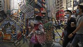 Nyalang Edisi 2 Mei 2020 People wearing face masks to protect themselves from possibly contracting the coronavirus COVID-19 as they walk past a painting in Hong Kong, Saturday, April 25, 2020. (AP Photo/Kin Cheung)