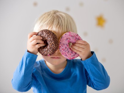 Cara Tepat Membatasi Anak Makan Camilan Manis