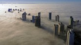Nyalang Edisi 2 Mei 2020 Fog covers skyscrapers in Curitiba on April 26, 2020. (Photo by DANIEL CASTELLANO / AFP)