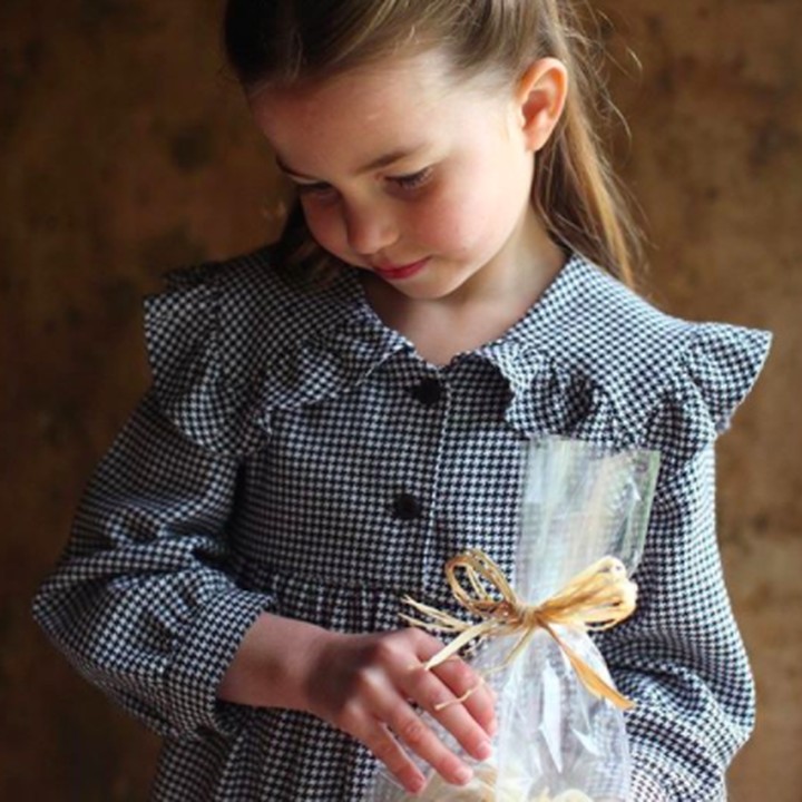 <p>Pada 2 Mei 2020, Princess Charlotte genap berusia 5 tahun, Bunda. Akun resmi Kerajaan Inggris pun merilis foto-foto terbaru Charlotte, tepat di hari ulang tahunnya. (Foto: Instagram @kensingtonroyal)</p>