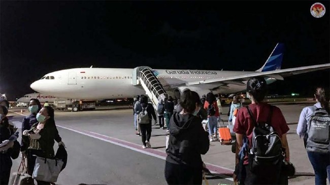 Colombo (1/5) - KBRI Colombo kembali melaksanakan repatriasi mandiri gelombang kedua dengan memulangkan 347 WNI dari Sri Lanka dan Maladewa. 347 WNI tersebut dipulangkan menggunakan pesawat carter khusus repatriasi Garuda Indonesia dengan nomor penerbangan GA9830.