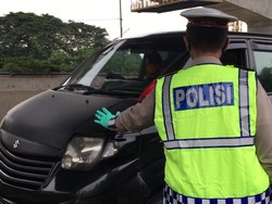 Polisi Gagalkan Mobil yang Akan Mudik ke Pacitan di Tol Cikampek