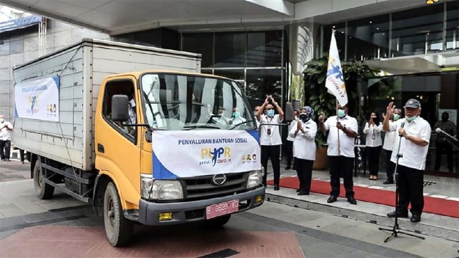 Kementerian Pekerjaan Umum dan Perumahan Rakyat (PUPR) memberikan Bantuan Sosial
(Bansos) berupa 56.125 kantung sembako senilai Rp 10 miliar yang disalurkan secara serentak di 34
Provinsi di Indonesia.
