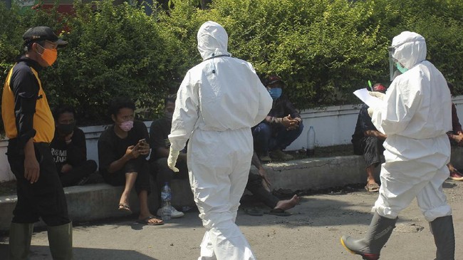 Petugas melakukan pendataan kepada warga di pos pemeriksaan (check point) Rungkut Menanggal Surabaya, Jawa Timur, Sabtu (2/5/2020). Pada hari kelima pelaksanaan PSBB di Surabaya, petugas gabungan di pos pemeriksaan tersebut meminta sejumlah pengendara untuk kembali ke luar Kota Surabaya disebabkan salah satu diantaranya melebihi jumlah 50 persen kapasitas penumpang kendaraan bermotor. ANTARA FOTO/Didik Suhartono/hp.