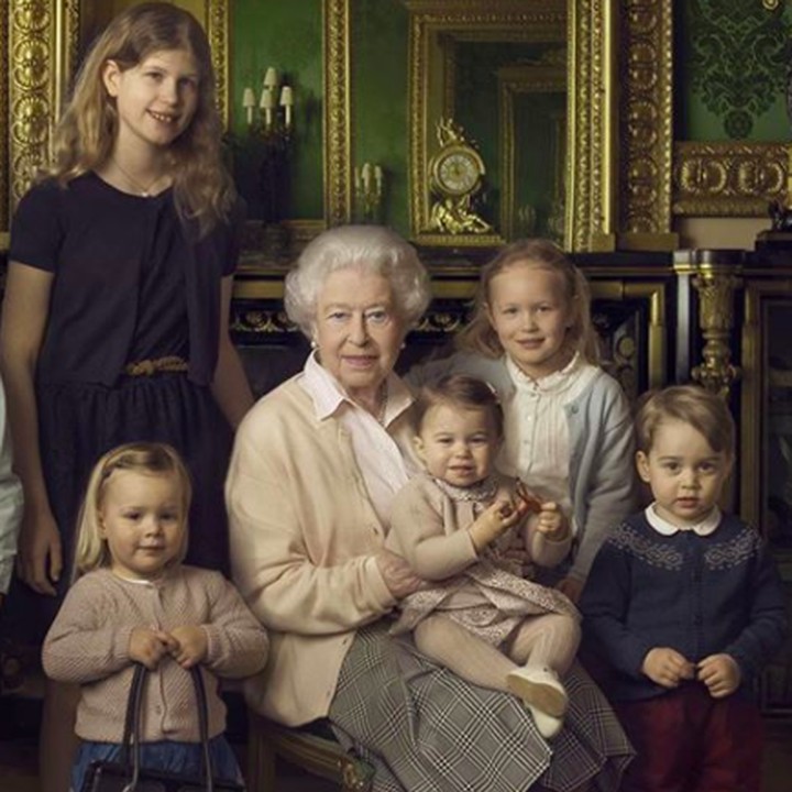 <p><em>Yeay! Happy birthday, </em>Princess Charlotte. <em>Cute</em> banget <em>baby</em> Charlotte dipangku Ratu Elizabeth II. "<em>She really looks like queen,</em>" begitu komentar netizen di posting-an akun resmi Kerajaan Inggris ini. (Foto: Instagram @theroyalfamily)</p>