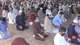 VIDEO: Warga Pakistan Tetap Salat Jemaah Meski Wabah Corona