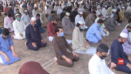 VIDEO: Warga Pakistan Tetap Salat Jemaah Meski Wabah Corona