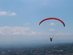 Pacu Adrenalin di Paralayang Gunung Banyak