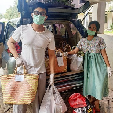 Pendapatan Tersendat, Boby Tince Jualan Makanan Keliling