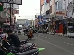 Heboh, Abang Becak di Garut Ini Beraksi Slalom di Jalan yang Ditutup