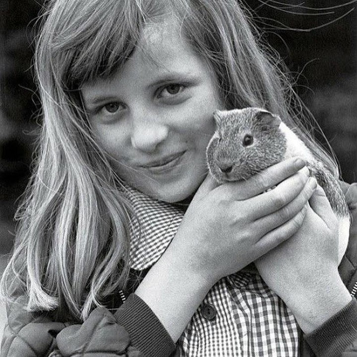 <p>Nah, ini foto Putri Diana kecil. Bunda setuju enggak nih, kalau Charlotte dibilang mirip mendiang neneknya? (Foto: Instagram)</p>