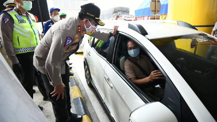 Kepala Korps Lalu Lintas Polri Irjen Pol Istiono memeriksa kendaraan yang melewati gerbang Tol Banyumanik, Semarang, Jawa Tengah, Sabtu (2/5/2020).