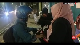 VIDEO: Emak-emak Cek Suhu Tubuh Warga di Cililitan