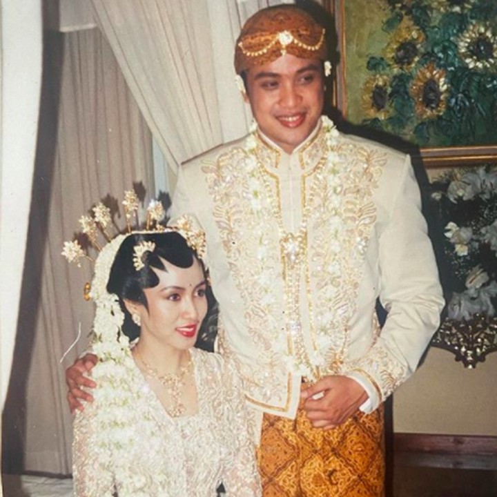 <p>Dede Yusuf dan Sendy menikah pada 18 April 1999. Ya, pernikahan mereka sudah 21 tahun, Bunda. Langgeng ya? (Foto: Instagram @sendyyusuf)</p>