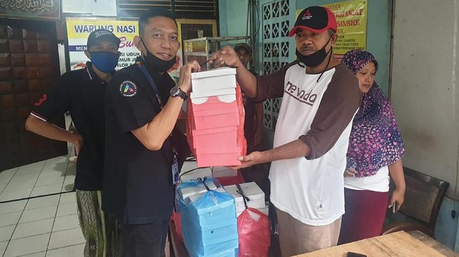 Pembagian Bantuan Sembako Dari Trans Corp
