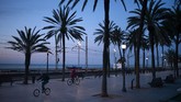 Gaya Hidup Bersepeda di Tengah Pandemi FILE - In this March 27, 2020, file photo, early commuters ride their bike as the lockdown to combat the spread of coronavirus continues in Badalona, Spain. As countries across the world seek to get their economies back on track after coronavirus lockdowns are over, some people are encouraging the use of bicycles as a way to avoid unsafe crowding on trains and buses. (AP Photo/Felipe Dana, File)