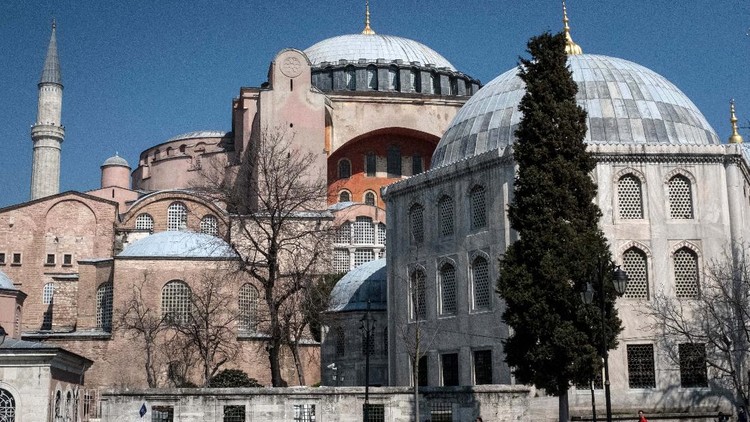 Hagia Sophia adalah salah satu landmark kota Istanbul, Turki. Kondisi bangunan yang pernah menjadi gereja, masjid dan museum itu kini sunyi dan sepi di tengah COVID-19 melanda Turki. Ini potretnya.