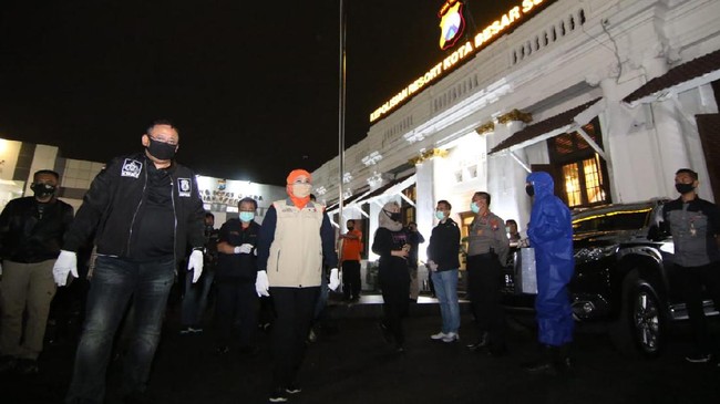 Tindak tegas bagi pelanggar Pembatasan Sosial Berskala Besar (PSBB) di wilayah Surabaya Raya benar-benar dilakukan. Satuan Gugus Tugas Percepatan Penanganan Covid-19 Jawa Timur pun menyisir tempat keramaian di Surabaya, Sidoarjo dan Gresik, Sabtu (2/5) - hingga Minggu (3/5) dini hari.