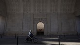 Gaya Hidup Bersepeda di Tengah Pandemi In this April 25, 2020, a man cycles under the World War I monument, Menin Gate, in Ypres, Belgium. As countries across the world seek to get their economies back on track after coronavirus lockdowns are over, some people are encouraging the use of bicycles as a way to avoid unsafe crowding on trains and buses. (AP Photo/Virginia Mayo)