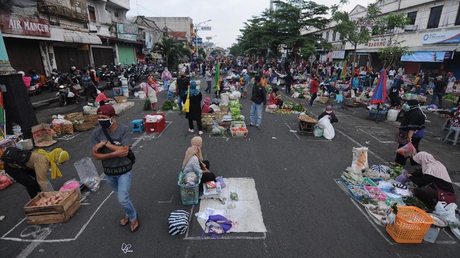 Wali Kota Salatiga menyatakan pasar hingga restoran boleh tetap buka asal menerapkan prokes saat pelaksanaan Jateng di Rumah Saja akhir pekan ini.