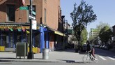 Gaya Hidup Bersepeda di Tengah Pandemi FILE - In this April 28, 2020, file photo, Isabella Gutierrez rides her bike on Myrtle Avenue in the Brooklyn borough of New York. As countries across the world seek to get their economies back on track after coronavirus lockdowns are over, some people are encouraging the use of bicycles as a way to avoid unsafe crowding on trains and buses. (AP Photo/Frank Franklin II, File)