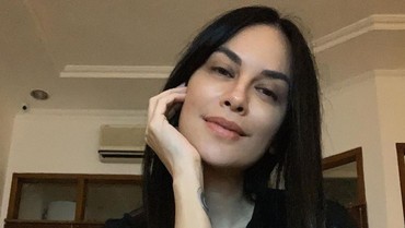 img-title Sophia Latjuba Peluk Mesra Seorang Pria, Ternyata Calon Menantu