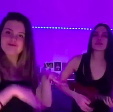 Sophia Latjuba Joget Bareng Anak, Netizen: Kayak Adik Kakak