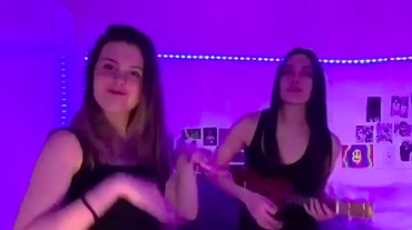 Sophia Latjuba Joget Bareng Anak, Netizen: Kayak Adik Kakak