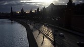 Gaya Hidup Bersepeda di Tengah Pandemi In this April 10, 2020, photo, a man rides a bike along the embankment of the Moskva River in front of the Kremlin in Moscow, Russia. As countries across the world seek to get their economies back on track after coronavirus lockdowns are over, some people are encouraging the use of bicycles as a way to avoid unsafe crowding on trains and buses. (AP Photo/Pavel Golovkin)