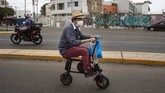 Gaya Hidup Bersepeda di Tengah Pandemi FILE - In this April 11, 2020, file photo, a man wearing a protective face mask as a precaution against the new coronavirus, rides on an electric bike in Lima, Peru. Cycling activists from Germany to Peru are trying to use the moment to get more bike lanes, or widen existing ones, even if it is just a temporary measure to make space for commuters on two wheels. (AP Photo/Rodrigo Abd, File)