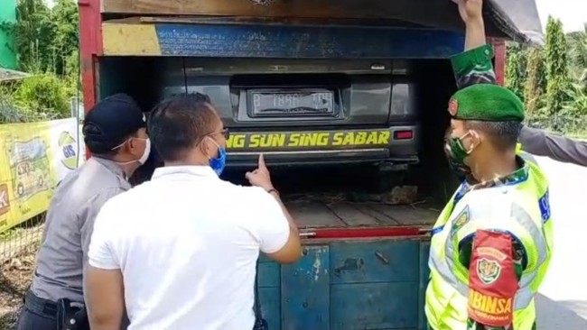 Semakin hari semakin menjadi, ide kreatif dari pemudik terus bermunculan untu mengelabui personil gabungan, Dishub, TNI, hingga Polri disetiap titik check point. Seperti yang terjadi siang tadi, Minggu 03 Mei 2020, ada aksi menaikkan mobil Suzuki APV bernomor polisi B1886 TRH ke dalam bak truck bernomor polisi BE 8023 NA.