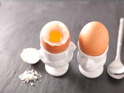 Cukup 5 Menit Memasak Telur Setengah Matang yang Lezat