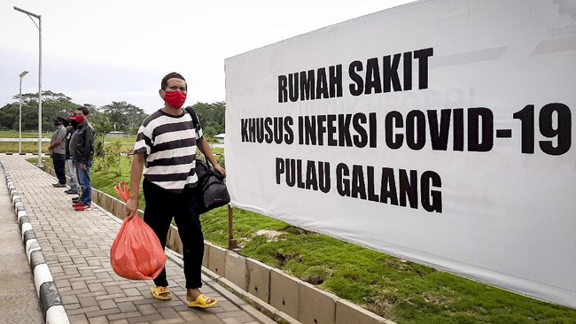 Pasien COVID-19 yang telah sembuh meninggalkan ruang perawatan RS Khusus Infeksi Pulau Galang, Batam, Kepulauan Riau, Minggu (3/5/2020). Sebanyak 18 pasien COVID-19 yakni 15 ABK KM Kelud dan tiga anggota Polri Polda Kepri dinyatakan sembuh dan dipulangkan setelah menjalani perawatan dan dua kali tes swab dengan hasil negatif. ANTARA FOTO/Pradanna Putra Tampi/Mnk/aww.