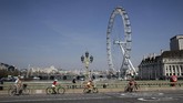 Gaya Hidup Bersepeda di Tengah Pandemi FILE - In this April 10, 2020, file photo, a family space themselves apart as they cycle over Westminster Bridge past the London Eye ferris wheel in London. As countries across the world seek to get their economies back on track after coronavirus lockdowns are over, some people are encouraging the use of bicycles as a way to avoid unsafe crowding on trains and buses. (AP Photo/Matt Dunham, File)