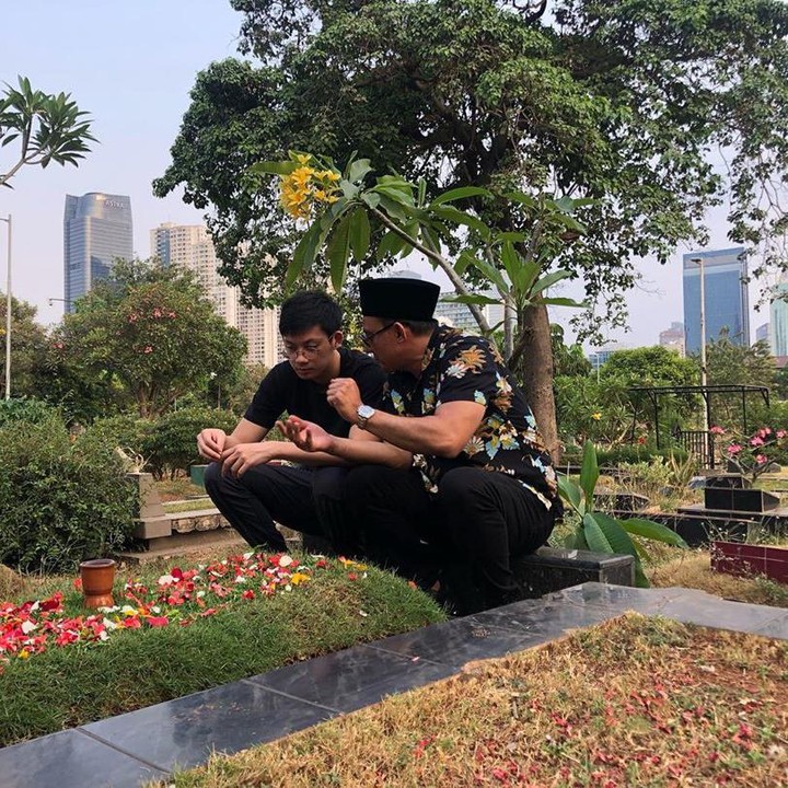 <p>Sebelum berangkat wajib militer, Adiro ditemani sang ayah menyempatkan diri untuk berkunjung ke makam neneknya. (Foto: Instagram @dipoditiro)</p>