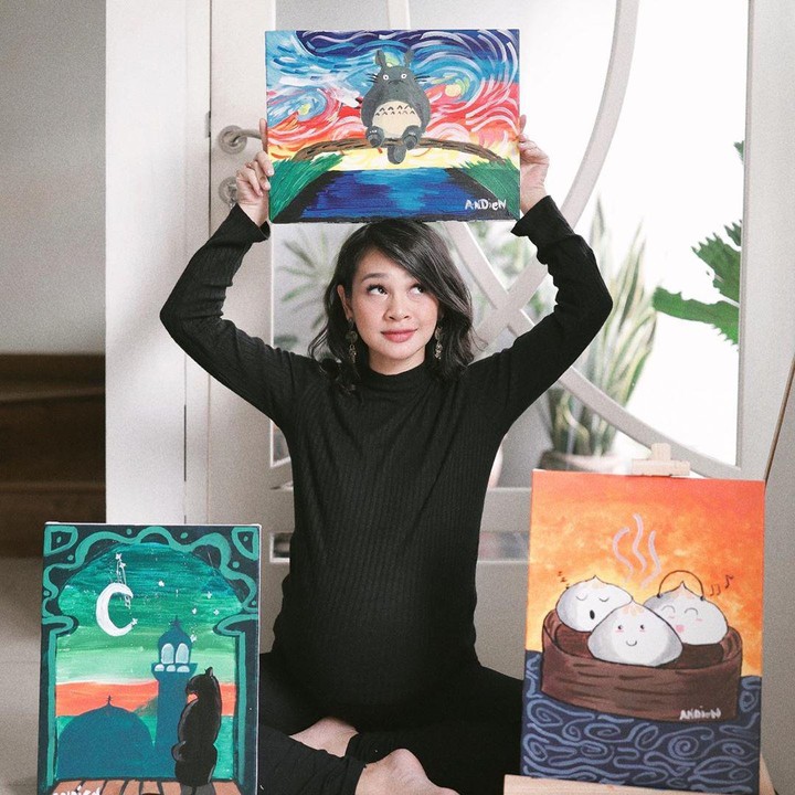 <p>Hamil di tengah pandemi corona tak membuat ibunda Kawa ini mati gaya. Melukis di rumah pun jadi aktivitas menyenangkan untuk Andien. (Foto: Instagram @andienasiyah)</p>