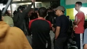 img-title Rumah Ferdian Paleka Diserbu Warga Usai Prank Sembako Isi Sampah