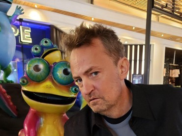 img-title Sumpahi Keanu Reeves Segera Wafat, Ini Penjelasan Matthew Perry