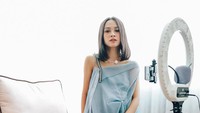 <p>Bekerja dari rumah tak membuat Andien tampil asal. Coba perhatikan gaya Andien satu ini, setuju kan, Bun, kalau penampiannya memang makin bersinar. Sehat terus Andien dan baby! (Foto: Instagram @andienasiyah)  </p>
