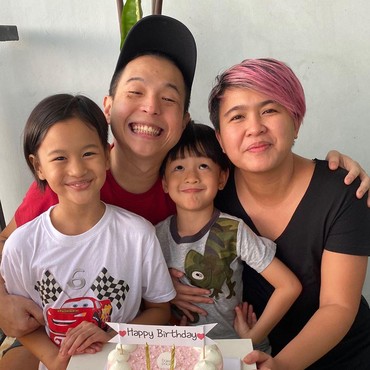 Takut Bosan Saat Karantina, Ernest Prakasa Belikan Anaknya Playstation