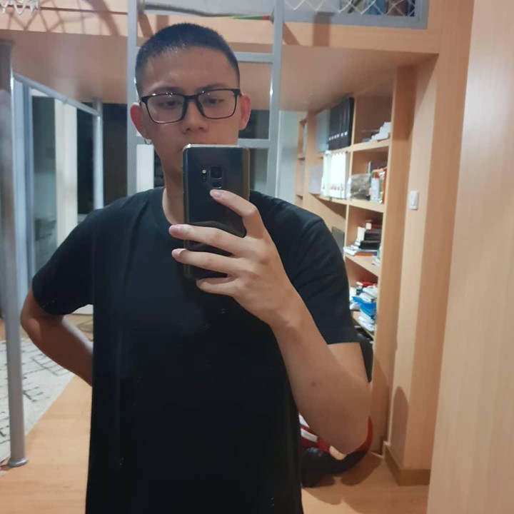 <p>Adiro sedang menjalani masa wajib militer selama dua tahun, Bun. Makanya potongan rambut Adiro seperti tentara. (Foto: Instagram @chunkaychunks)</p>