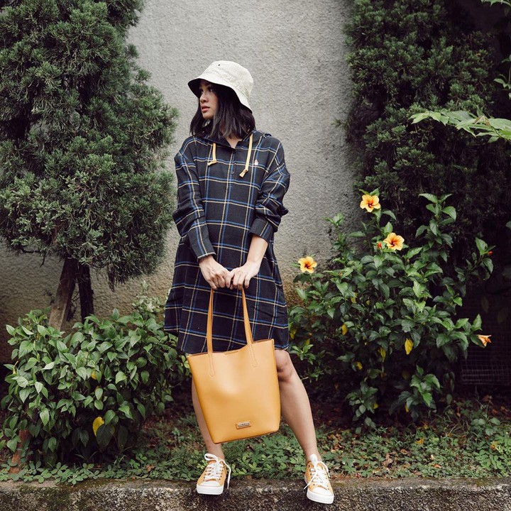 <p>Mini dress dengan potongan loose, membuatnya terlihat nyaman. Pilihan busana kasual memang favorit ibu hamil ya. Apalagi dipadukan dengan sneakers yang nyaman. (Foto: Instagram @andienasiyah)  </p>