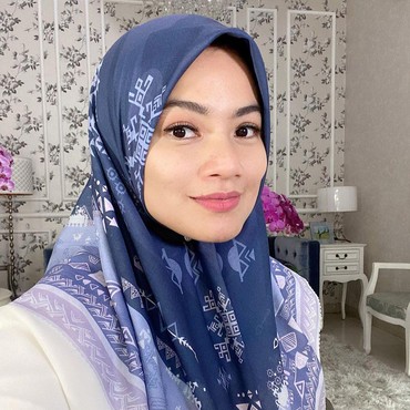 Unggah Foto Mengenakan Hijab, Titi Kamal Tuai Pujian