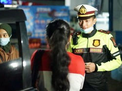Polisi Sukabumi Tilang Sopir Taksi Gelap yang Bawa Pemudik Zona Merah