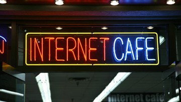 Kafe internet di Tokyo sering dijadikan hunian oleh tunawisma. Pandemi virus corona memaksa mereka angkat kaki dari sana.