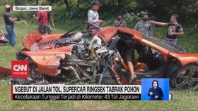 VIDEO: Ngebut di Jalan Tol, Supercar Ringsek Tabrak Pohon
